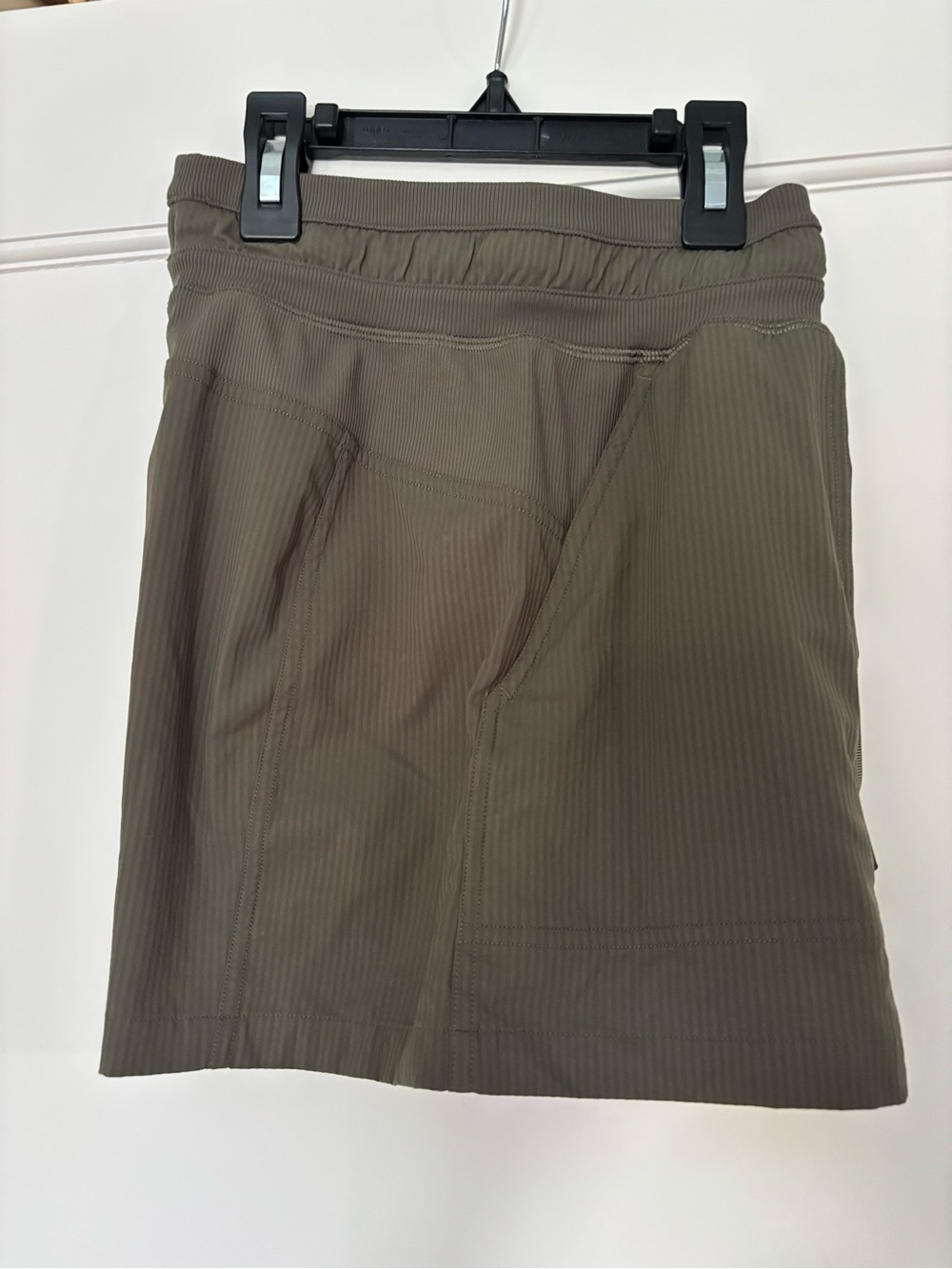 Lululemon Dance Studio army green 3.5” shorts Size 2 nwot